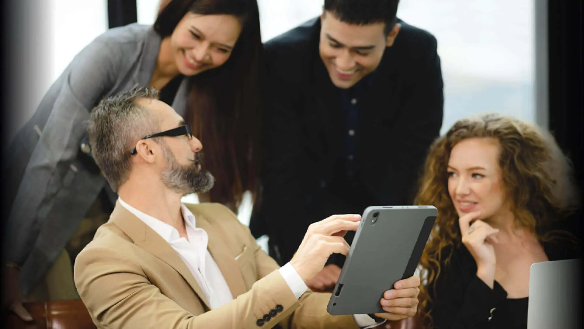 Gruppo di colleghi con un tablet discutono di certificati di firma digitale