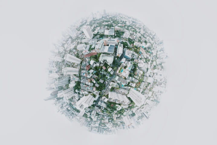 Immagine di un globo completamente ricoperto da grattacieli ed edifici