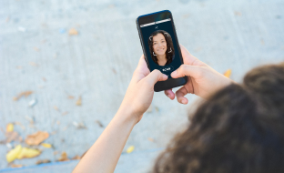 A woman with a smartphone identifies herself in self mode