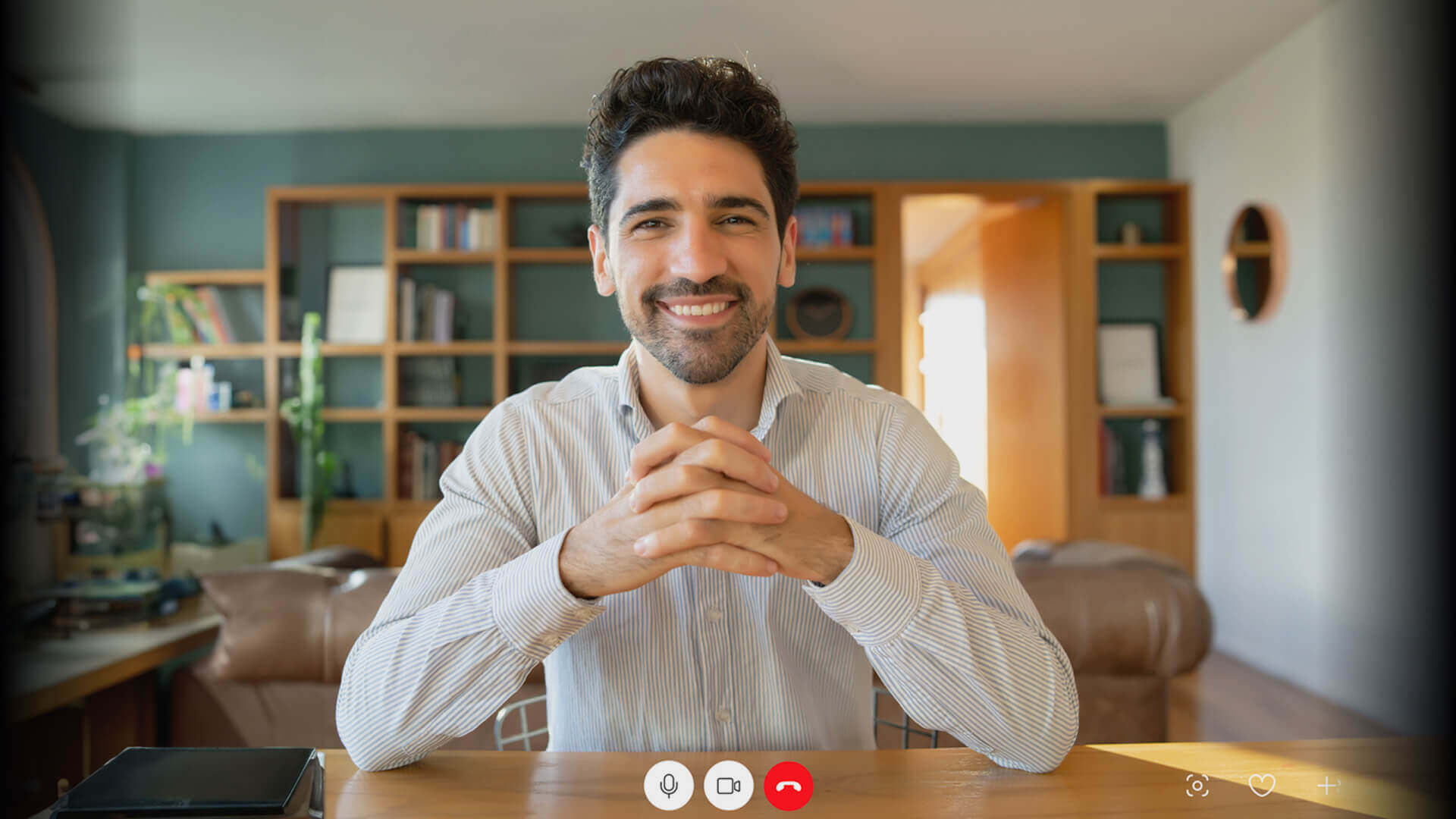 Uomo alla scrivania di casa effettua video riconoscimento via webcam per diventare nuovo cliente